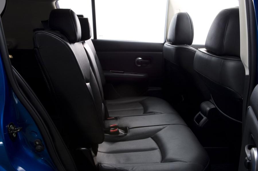  Nissan Tiida Sedan 2005 года  (фото 33 из 50)